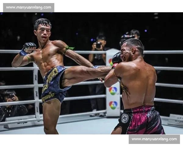 舍身踢两度读秒！苏阿布莱克踢拳首秀震撼 KO 桑阿希提