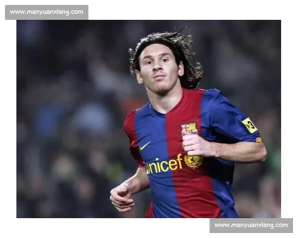 梅西萌娃力荐发带造型！长发飘逸成赛场新焦点